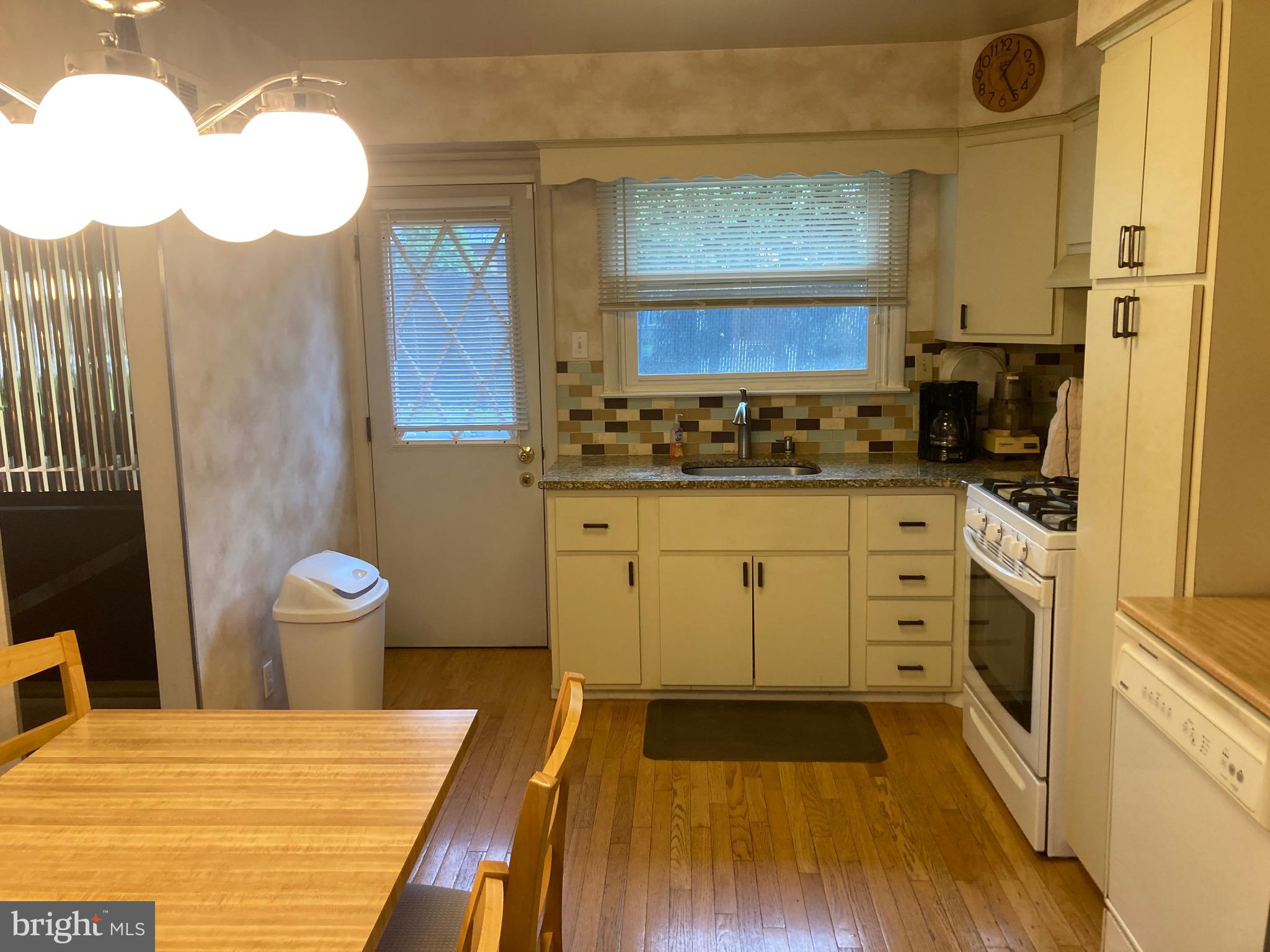 117 Pocasset Road Philadelphia, PA 19115 - Photo 2 of 30