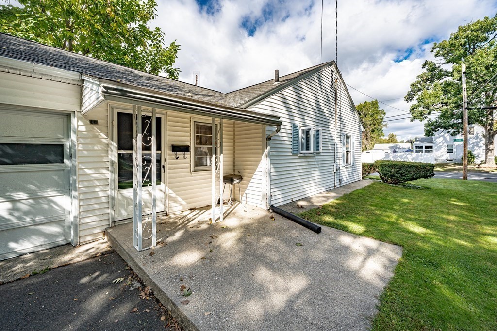 77 Clough Street Springfield, MA 01118 - Photo 4 of 24