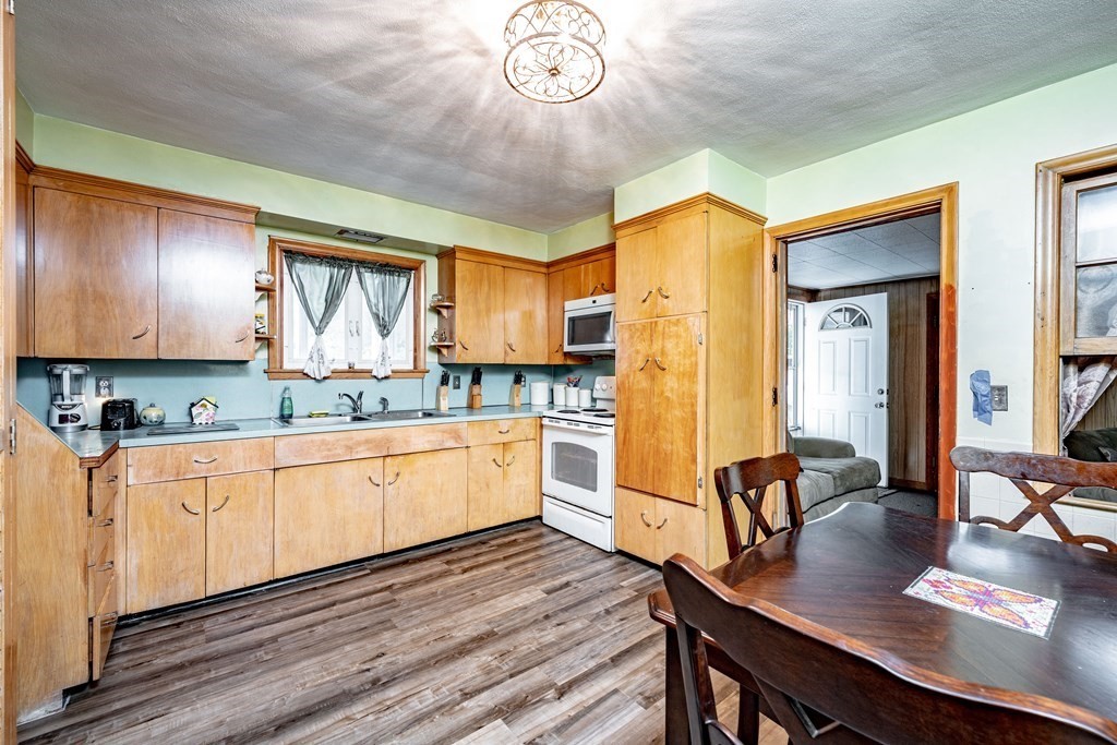 77 Clough Street Springfield, MA 01118 - Photo 5 of 24