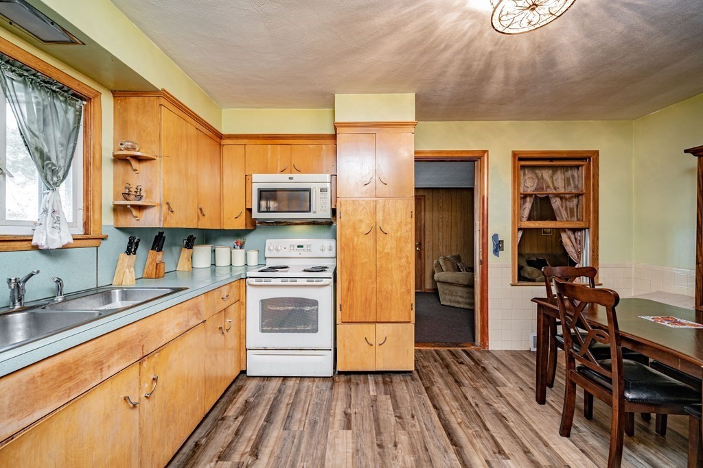 77 Clough Street Springfield, MA 01118 - Photo 6 of 24