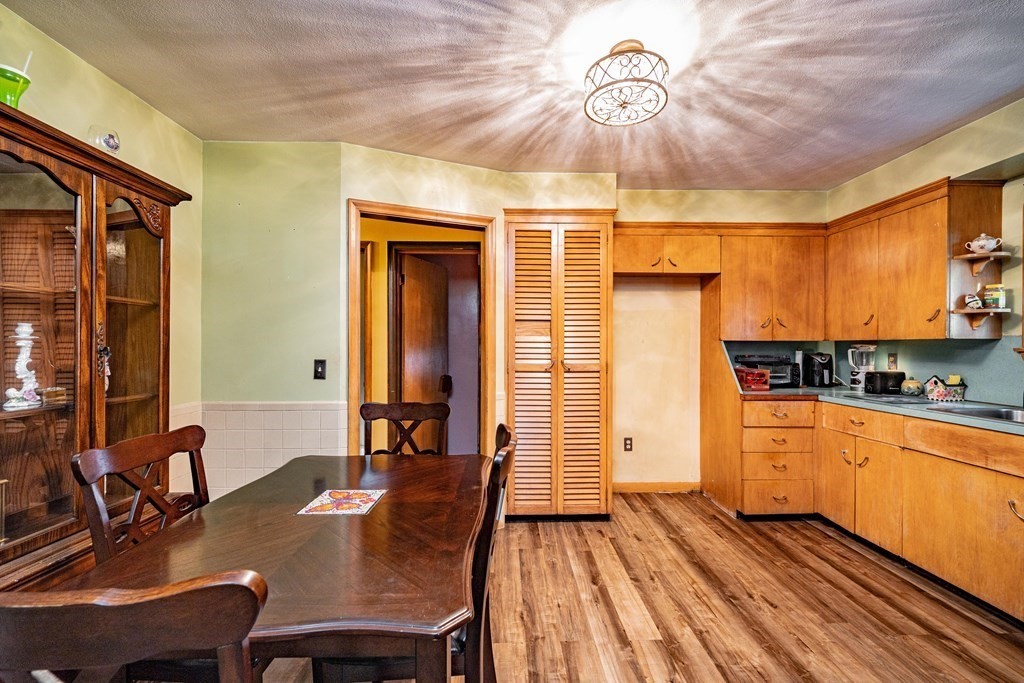 77 Clough Street Springfield, MA 01118 - Photo 7 of 24