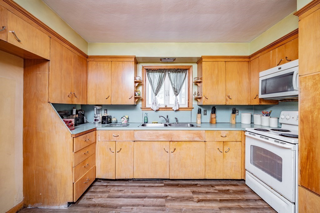 77 Clough Street Springfield, MA 01118 - Photo 8 of 24