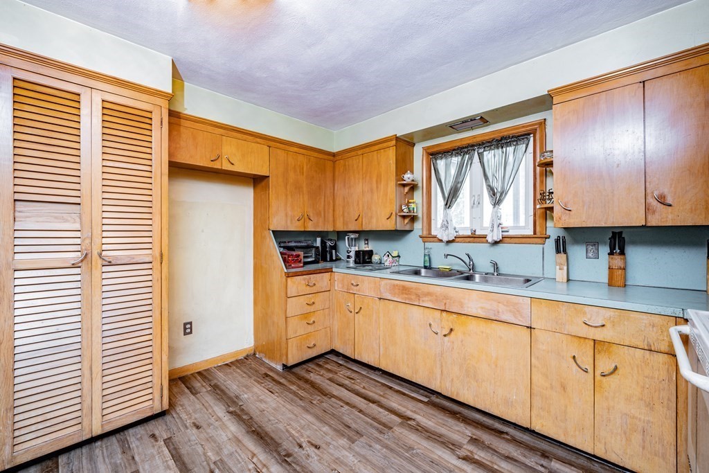 77 Clough Street Springfield, MA 01118 - Photo 9 of 24