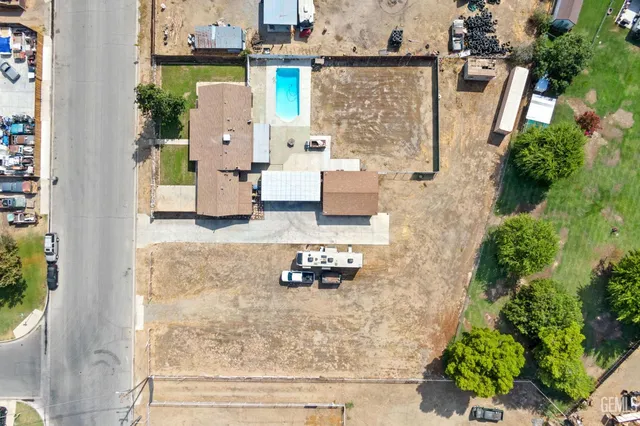 a picture of a lake view