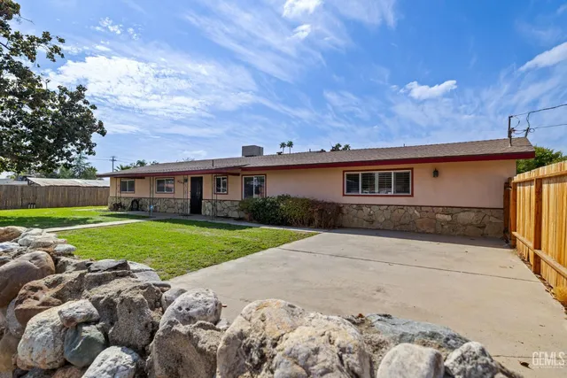 a view of a yard in front of a house