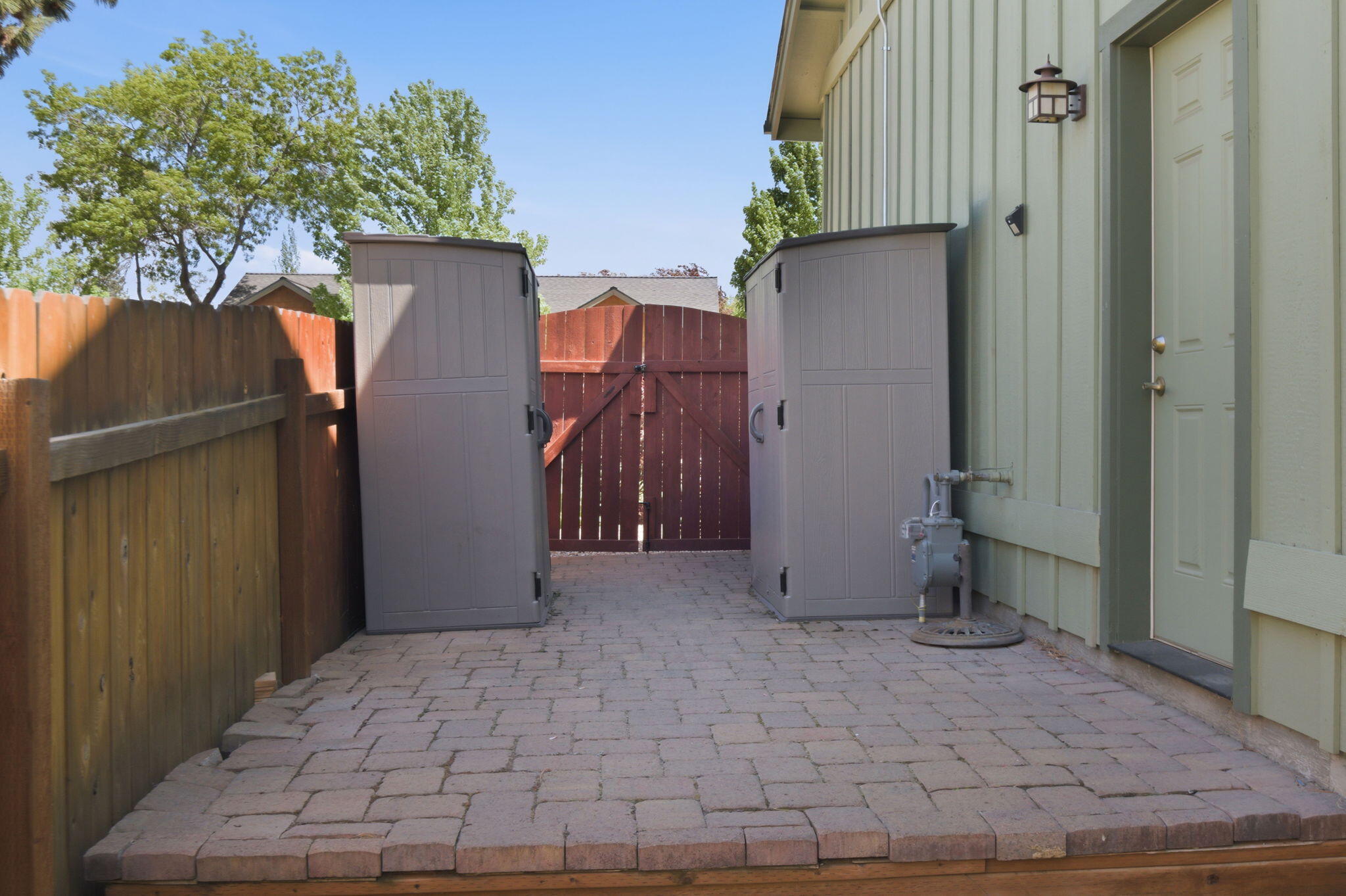 62944 Fresca Street Bend, OR 97703 - Photo 28 of 32 a backyard of a house