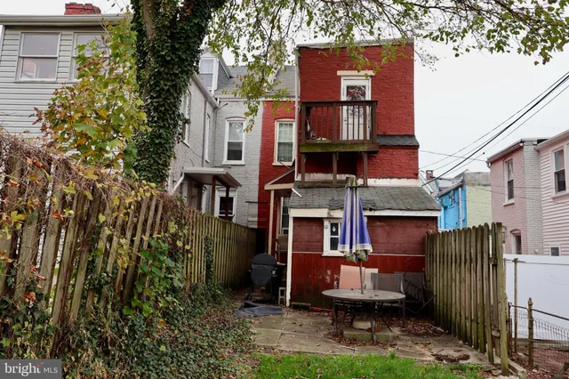 a view of front of a house with a yard