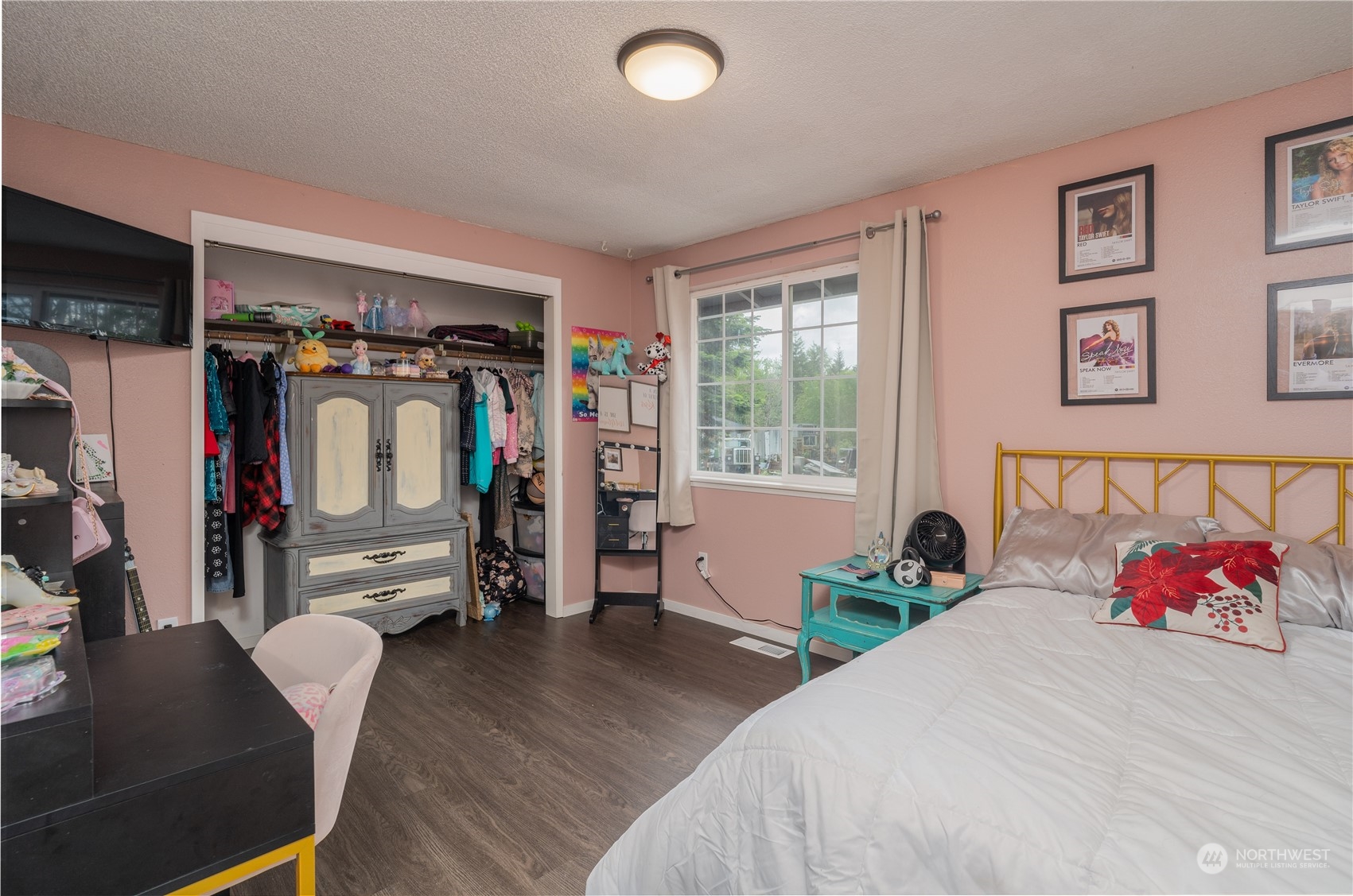 172 Brockway Road Chehalis, WA 98532 - Photo 20 of 33 a bedroom with furniture and a bed
