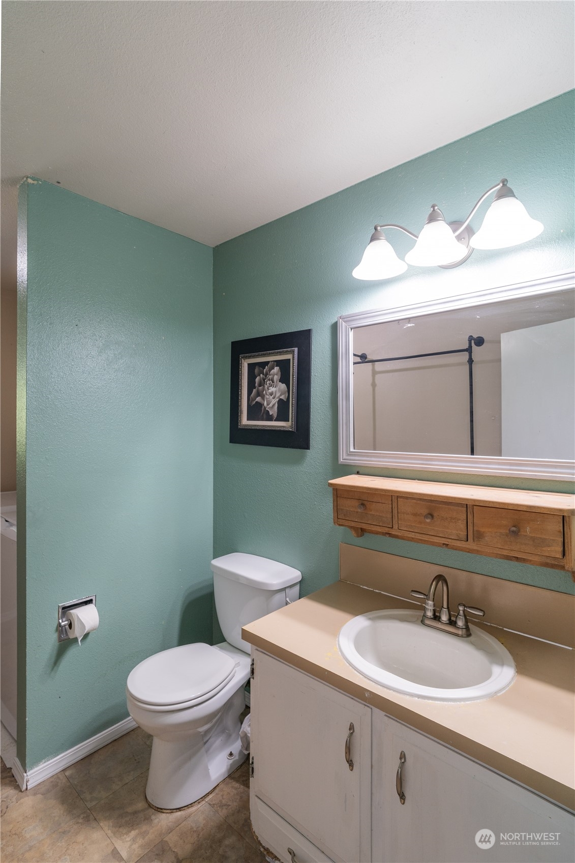 172 Brockway Road Chehalis, WA 98532 - Photo 23 of 33 a bathroom with a toilet sink and mirror
