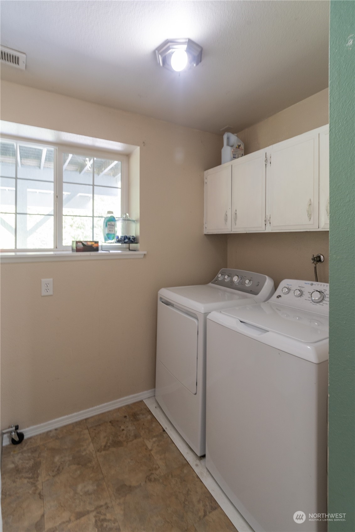 172 Brockway Road Chehalis, WA 98532 - Photo 24 of 33 a utility room with dryer and washer