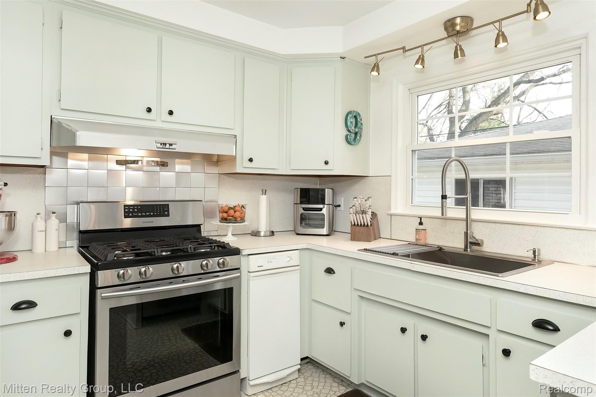 9 Millington Road Pleasant Ridge, MI 48069 - Photo 22 of 47 9Millington-22.jpg