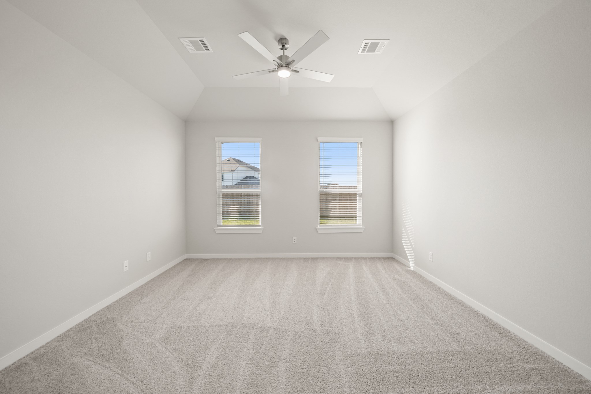 643 Yard Master Trail Rosharon, TX 77583 - Photo 15 of 39 an empty room with windows and ceiling fan