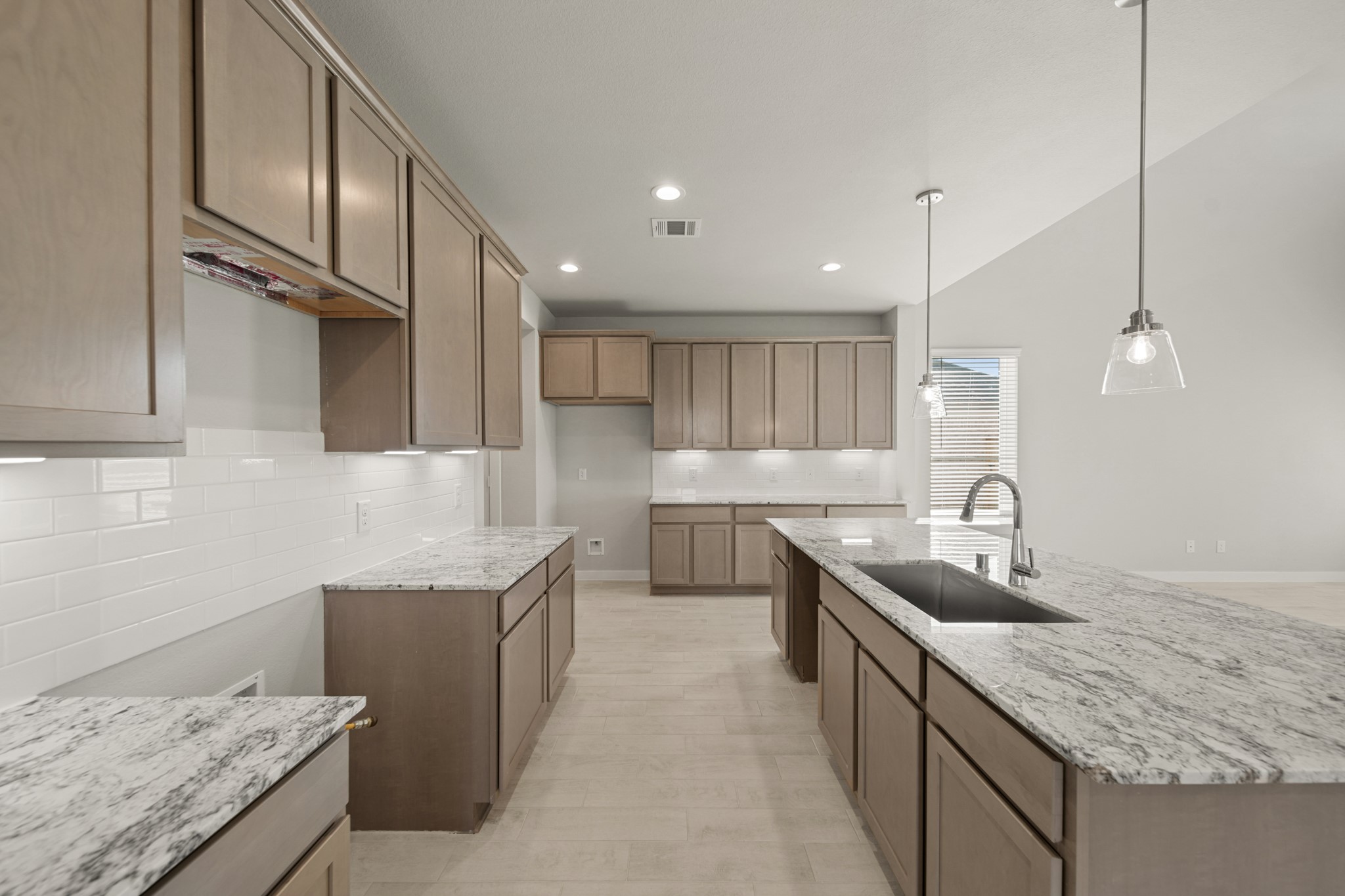 643 Yard Master Trail Rosharon, TX 77583 - Photo 5 of 39 a kitchen with granite countertop a sink and a stove