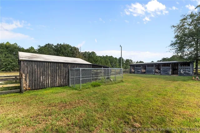 a view of a yard with a house