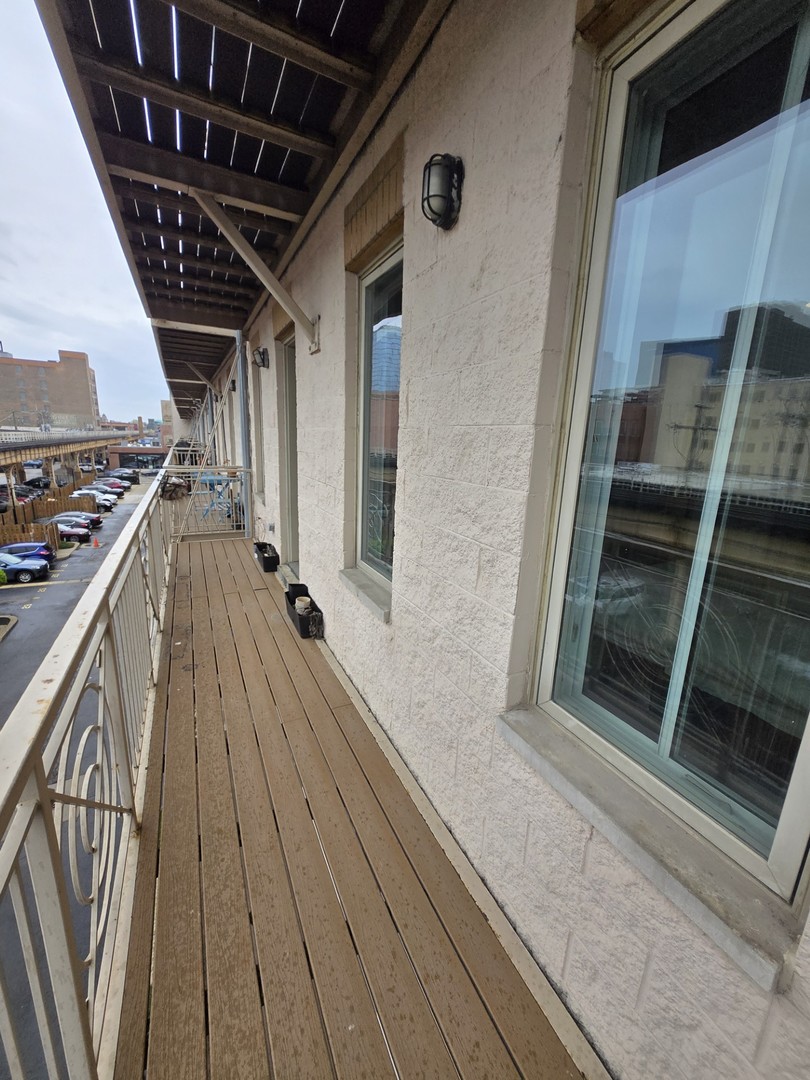 1915 South State Street, Unit 3 Chicago, IL 60616 - Photo 20 of 29 a view of a balcony