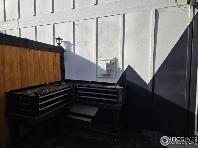 a view of entryway and hall