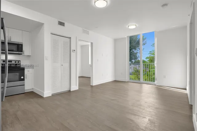 $2,100 | 1620 Northwest 18th Street, Unit 201, Miami, FL 33125