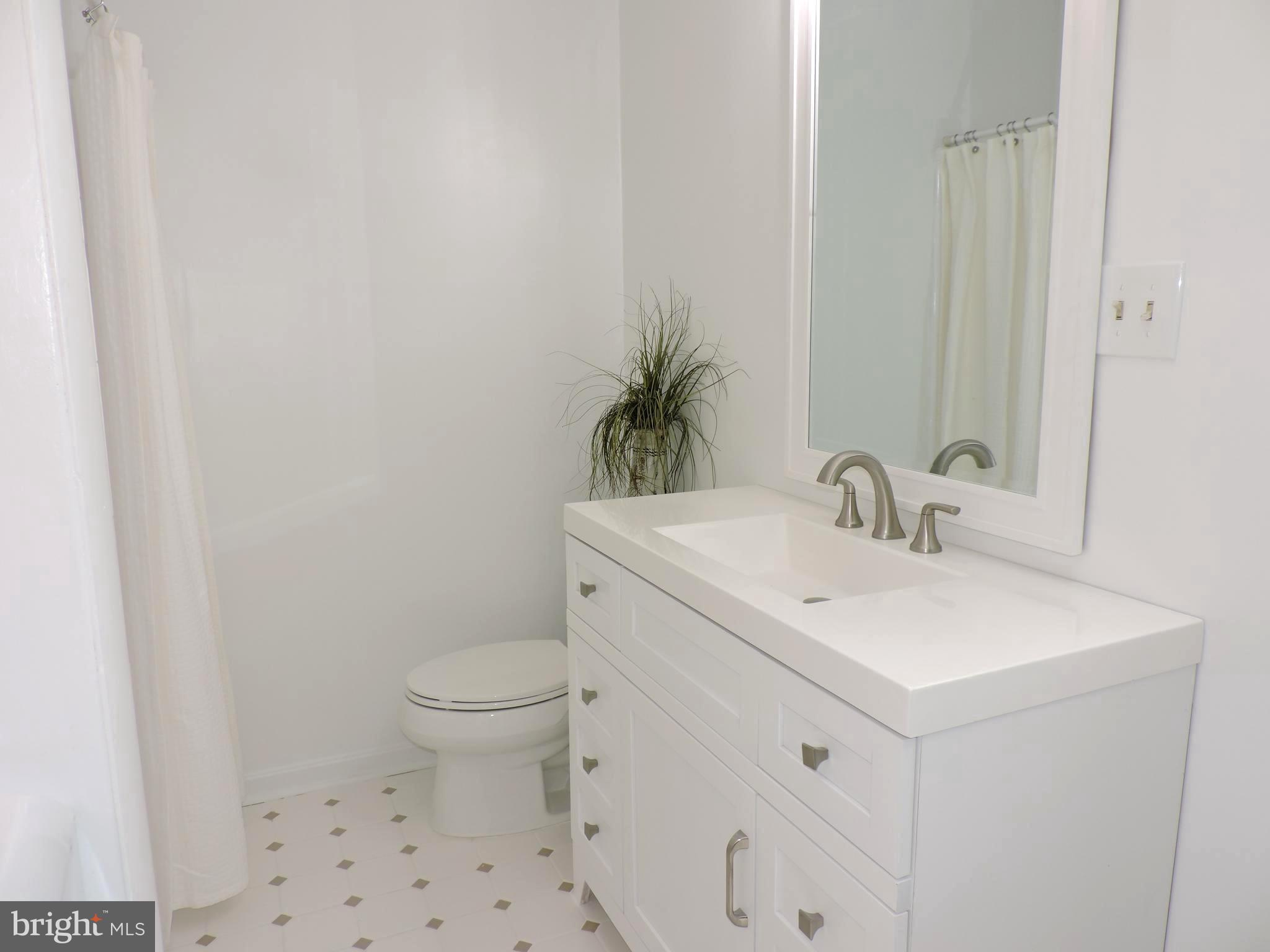 2034 Chesapeake Road Annapolis, MD 21409 - Photo 21 of 60 Main level hall bath