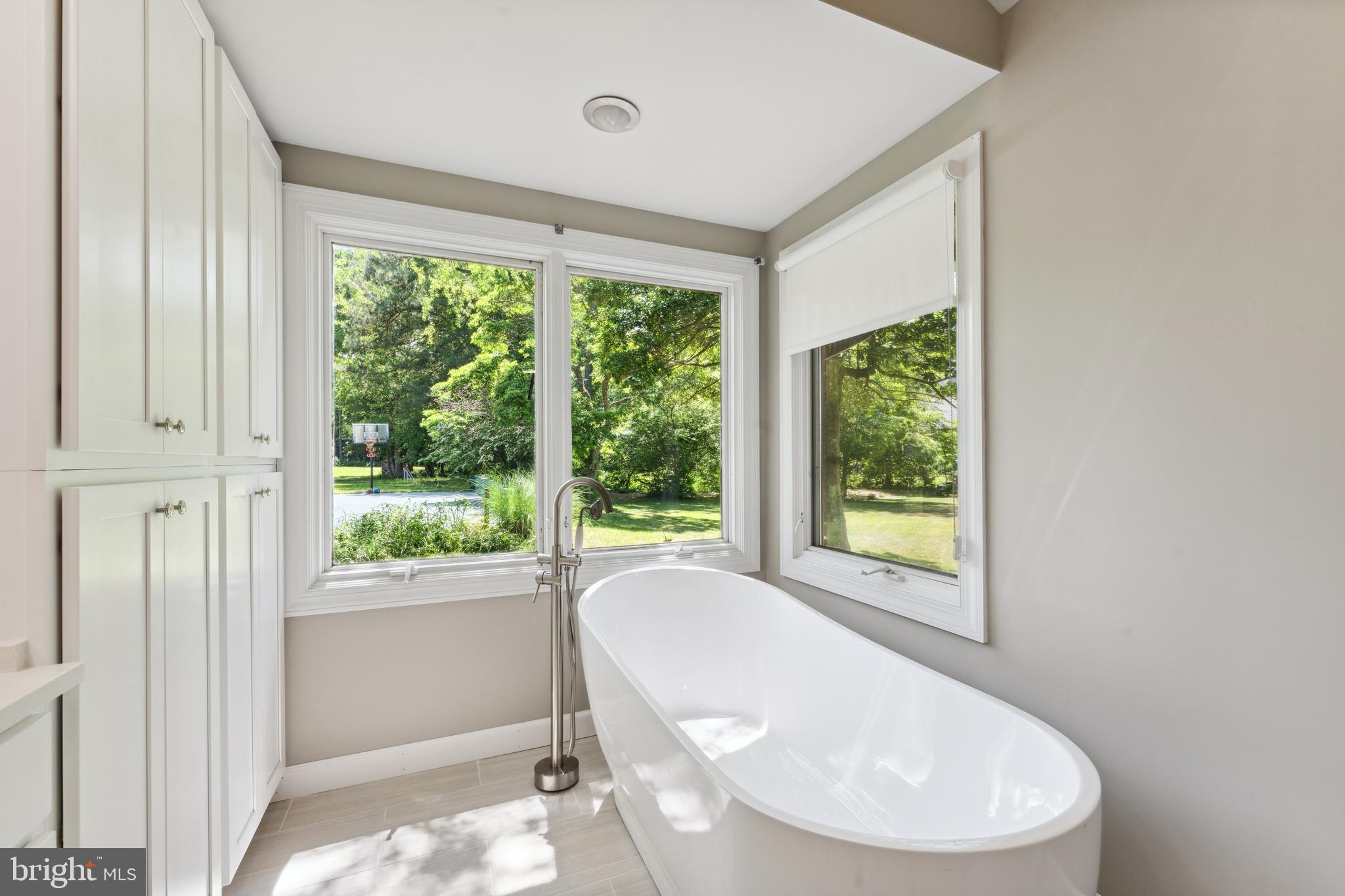 2034 Chesapeake Road Annapolis, MD 21409 - Photo 26 of 60 Soaking tub overlooks backyard