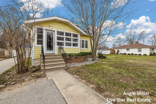 $479,900 | 211 Williams Street, Spring Lake, MI 49456