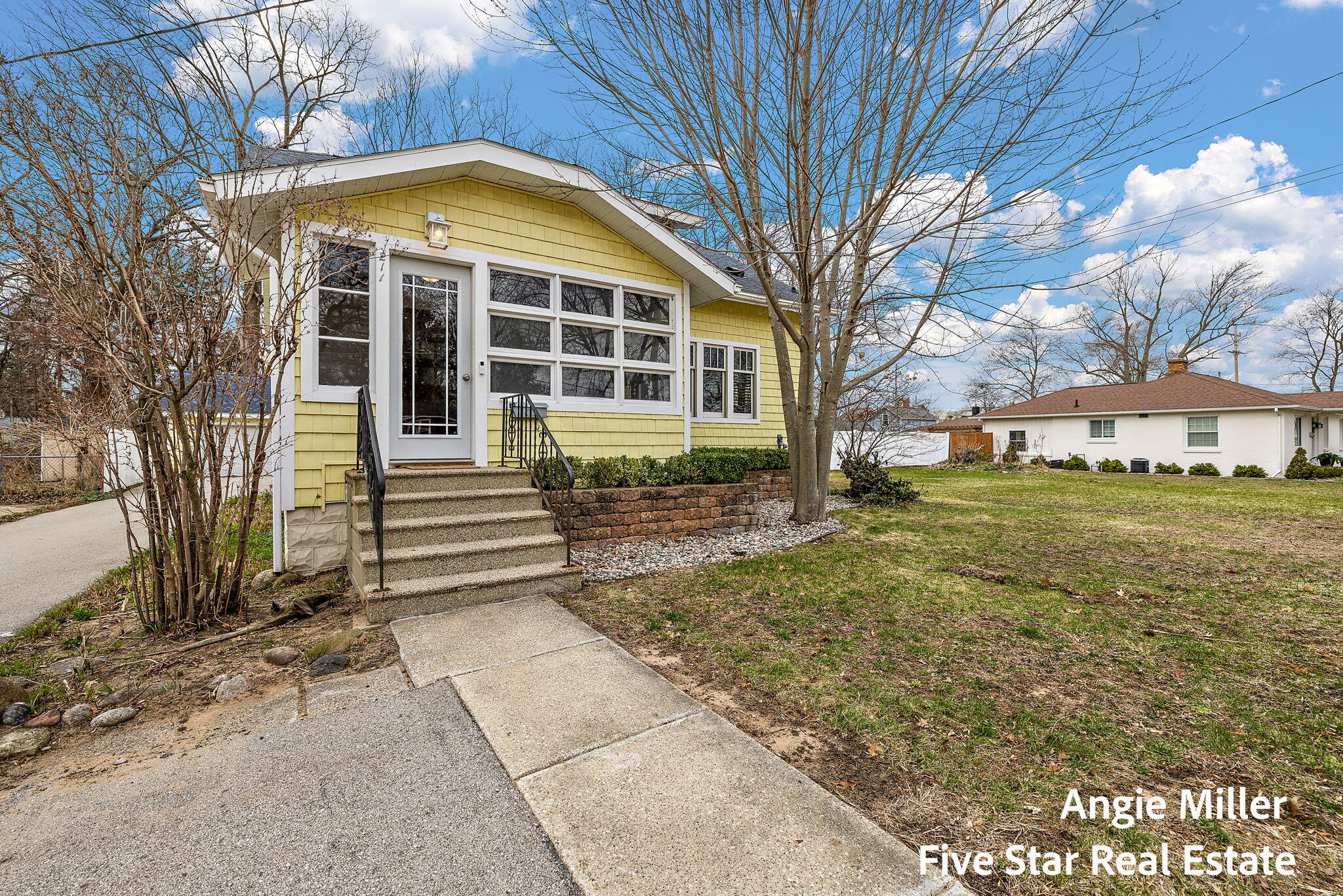 211 Williams Street Spring Lake, MI 49456 - Photo 3 of 67 Front of home