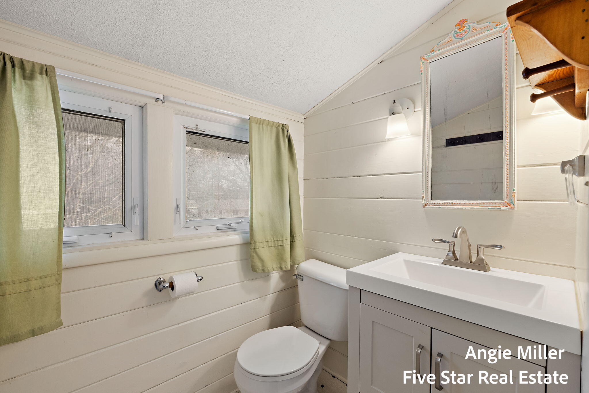 211 Williams Street Spring Lake, MI 49456 - Photo 52 of 67 upper half bath