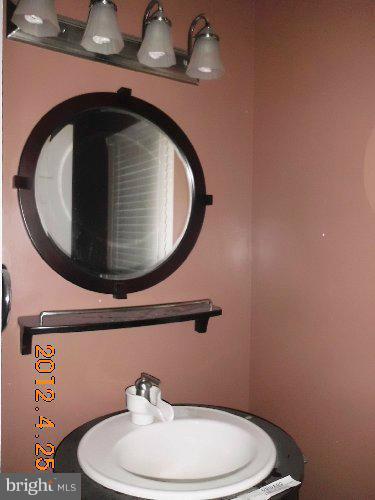 8536 Yoder Street Manassas, VA 20110 - Photo 9 of 25 Half Bath