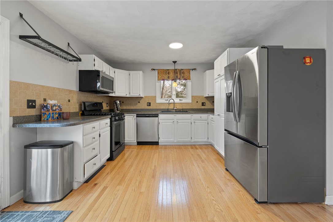 65 Traymore Street Cranston, RI 02920 - Photo 10 of 39