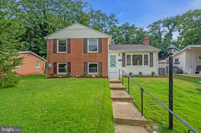 a view of a house with backyard and porch
