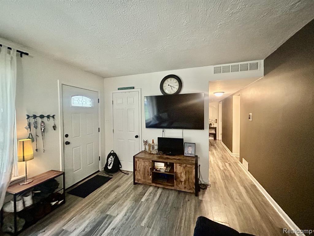 511 Alfred Road Ortonville, MI 48462 - Photo 3 of 13 Gallery Image 3