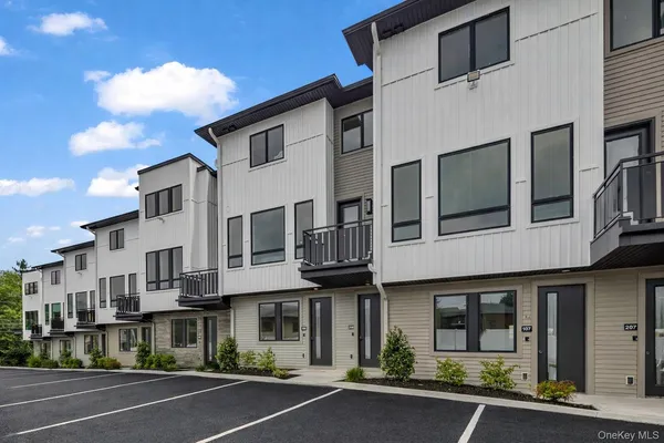 $979,000 | 17 Union Road, Unit 208, Spring Valley, NY 10977