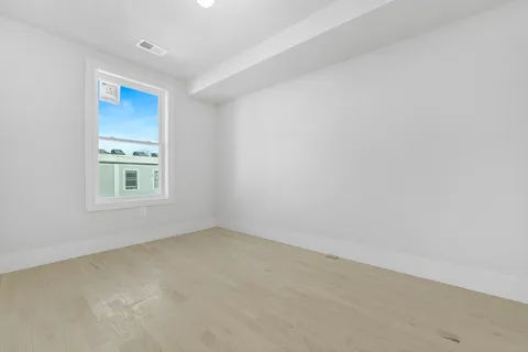 $3,250 | 183 Maverick Street, Unit 3, Boston, MA 02128