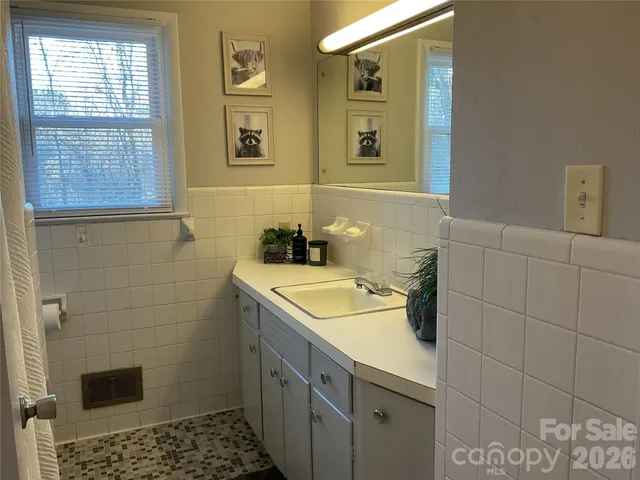 $195,000 | 2132 14th Ave Drive Northeast, Hickory, NC 28601