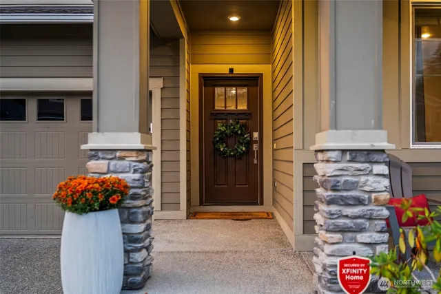 a view of an entryway with a livingroom