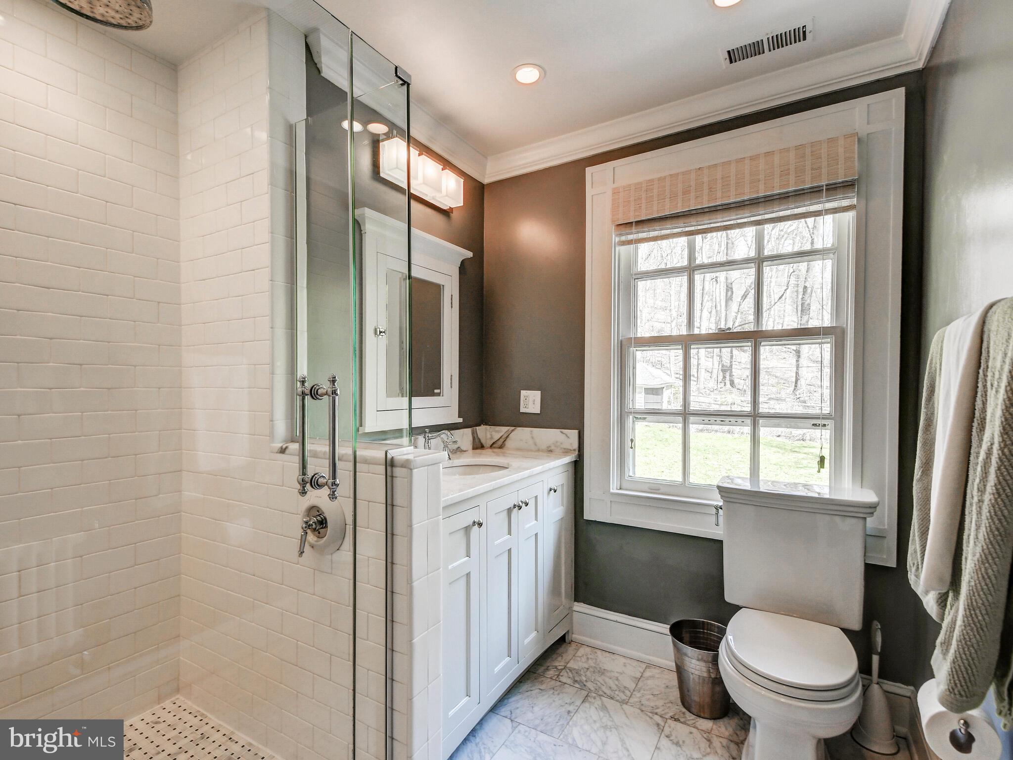 405 Edgevale Road Baltimore, MD 21210 - Photo 21 of 26 Second floor hall bath