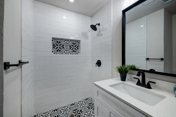 $1,880 | 5001 Cottonwood Circle, Unit A, Austin, TX 78723