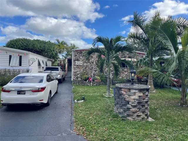 $2,700 | 5724 Lagoon Drive, Fort Lauderdale, FL 33312