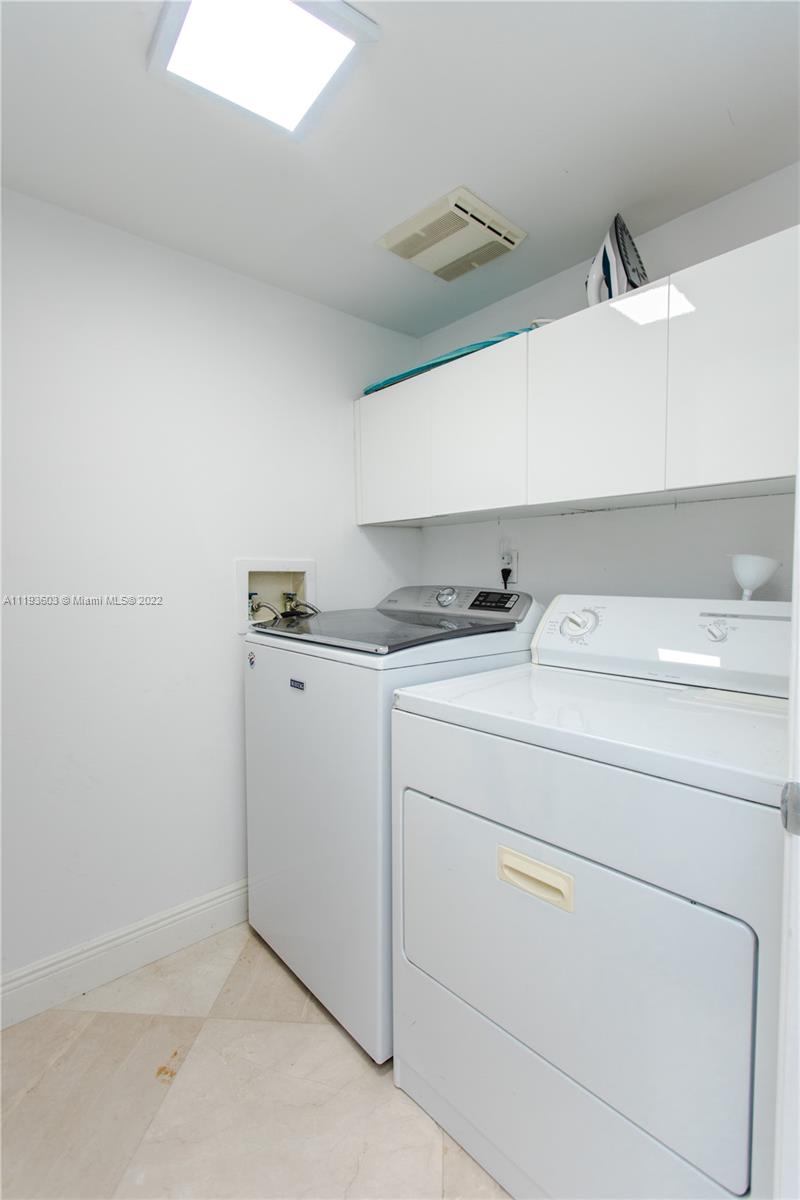 520 Brickell Key Drive, Unit PH03 Miami, FL 33131 - Photo 54 of 75 a utility room with dryer and washer