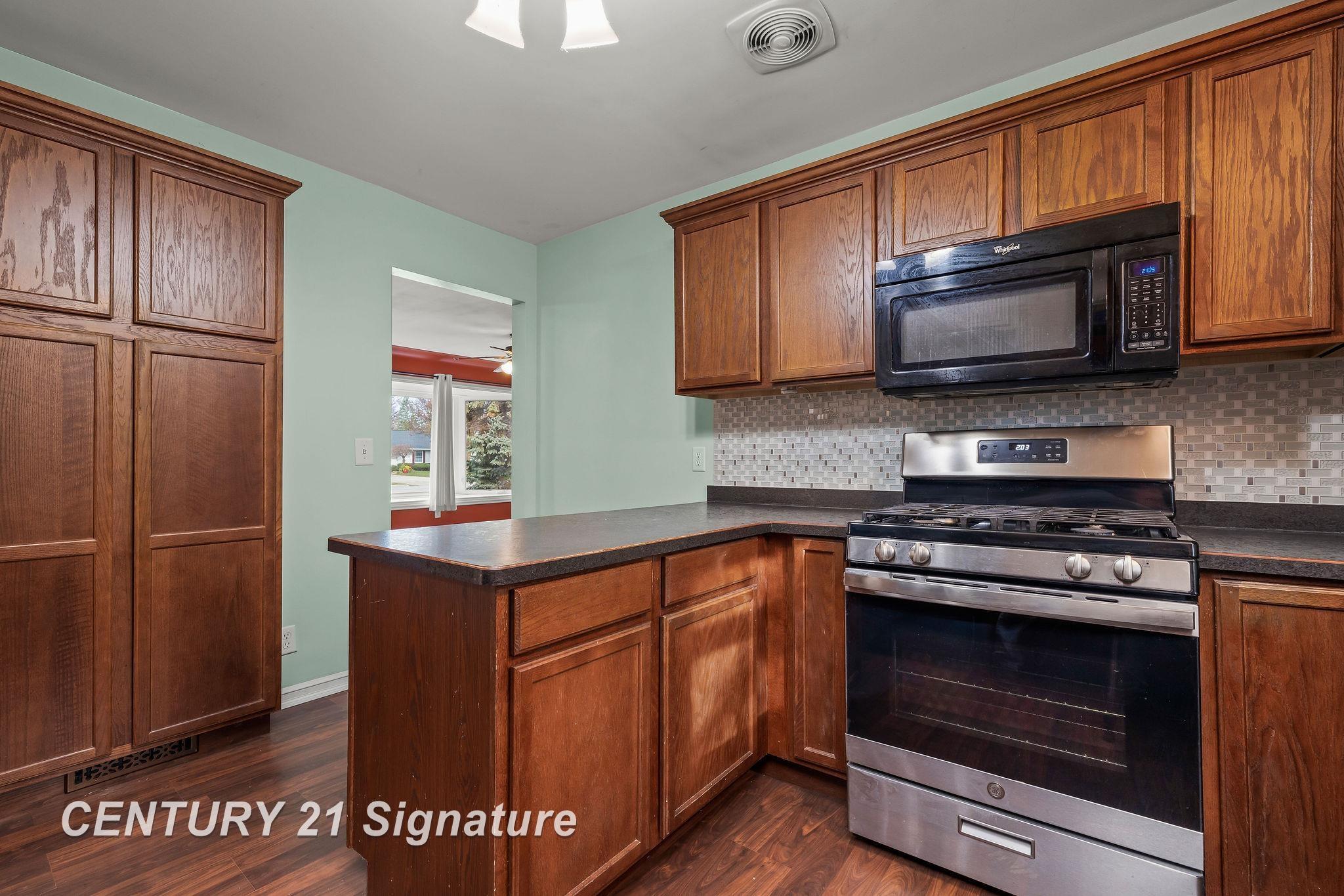 4571 Shattuck Road Saginaw, MI 48603 - Photo 12 of 27 50161200-846f57b6-bdcc-47e2-ad39-bf52f2abf6c3.JPG