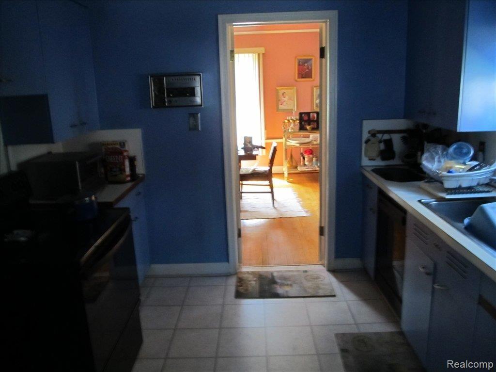 16758 Edinborough Road Detroit, MI 48219 - Photo 7 of 11 kitchen