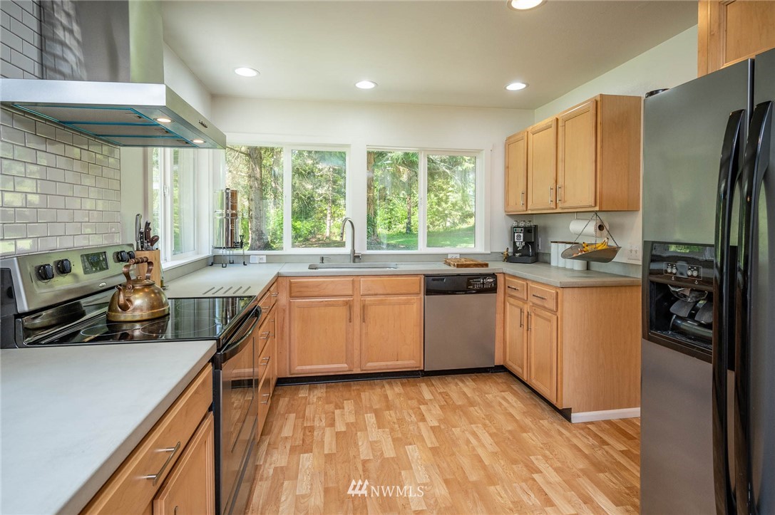 7110 Southwest Point Robinson Road Vashon, WA 98070 - Photo 9 of 30 Gallery Image 9