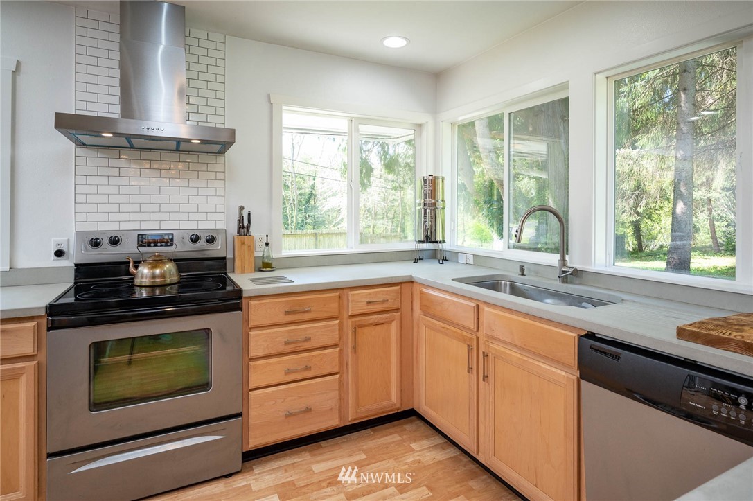 7110 Southwest Point Robinson Road Vashon, WA 98070 - Photo 10 of 30 Gallery Image 10