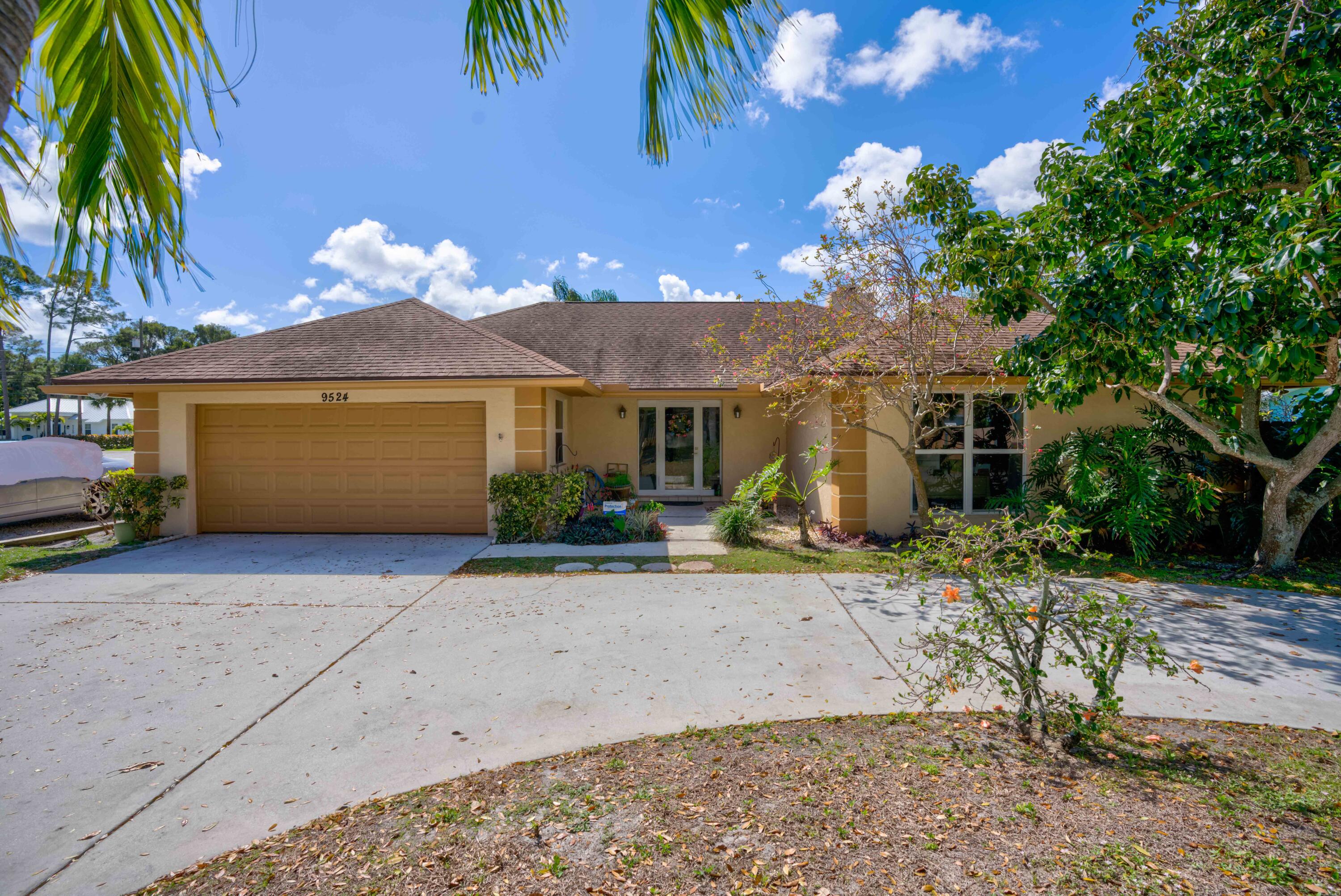 9524 Southeast Cove Point Street Jupiter, FL 33469 - Photo 43 of 58 Front drive