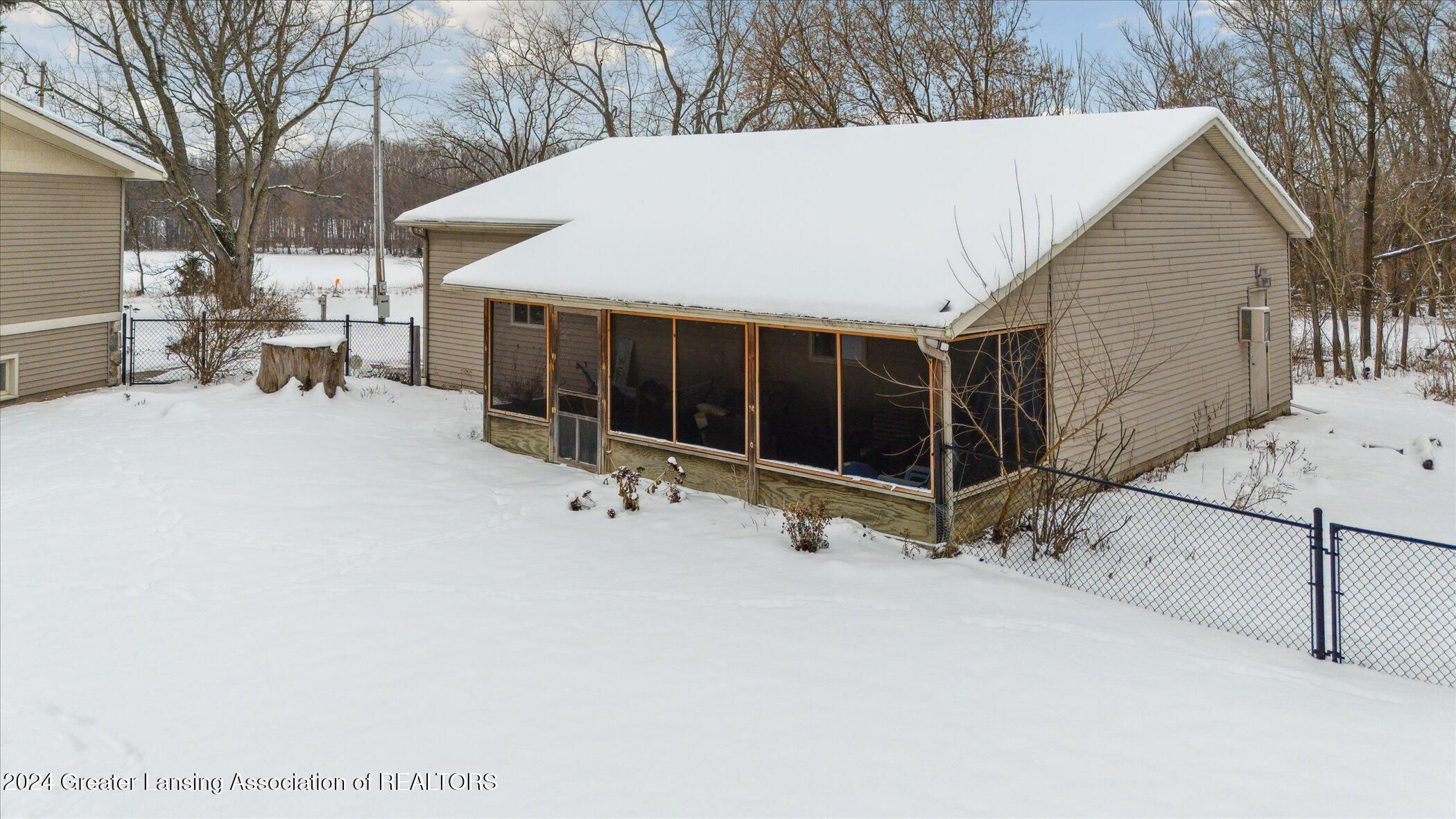 10186 North Shaytown Road Mulliken, MI 48861 - Photo 51 of 70 Garage screened porch