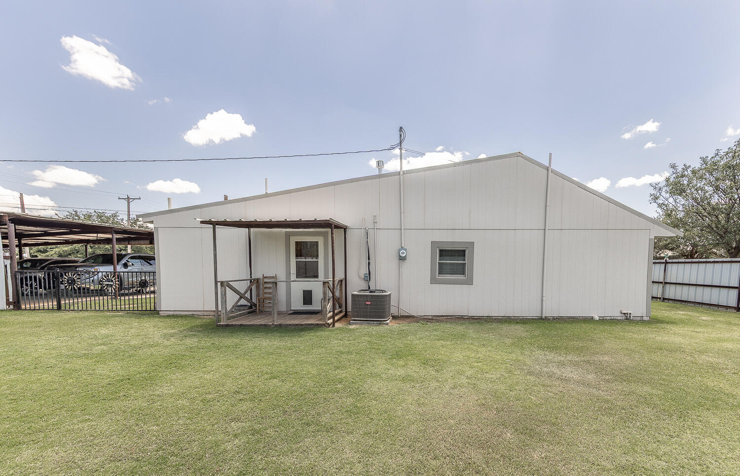 450 South 12th Street Slaton, TX 79364 - Photo 17 of 26 a view of a livingroom with an empty kitchen