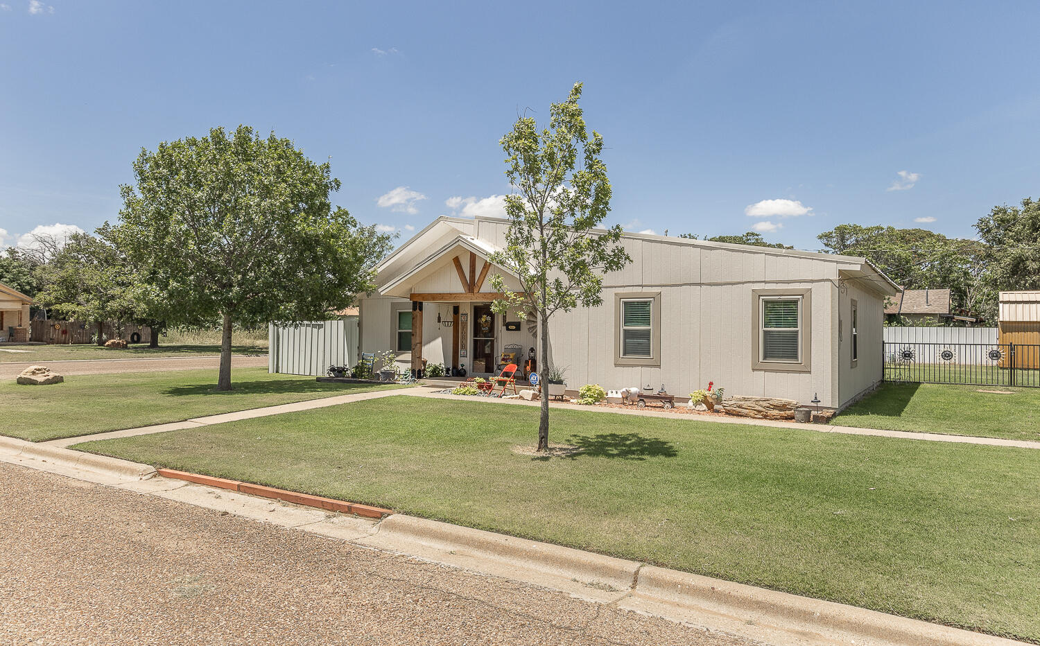 450 South 12th Street Slaton, TX 79364 - Photo 23 of 26 a front view of a house with a yard