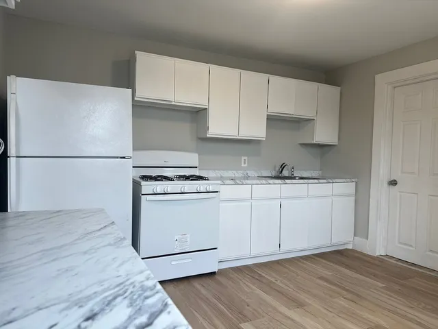 $3,200 | 159 East Central Street, Unit 2, Franklin, MA 02038