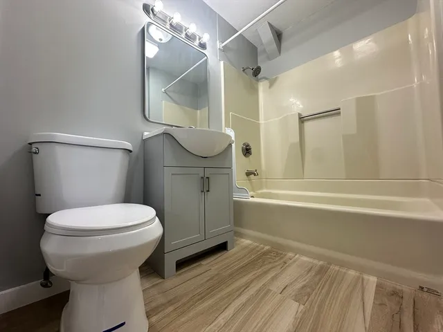 $3,200 | 159 East Central Street, Unit 2, Franklin, MA 02038