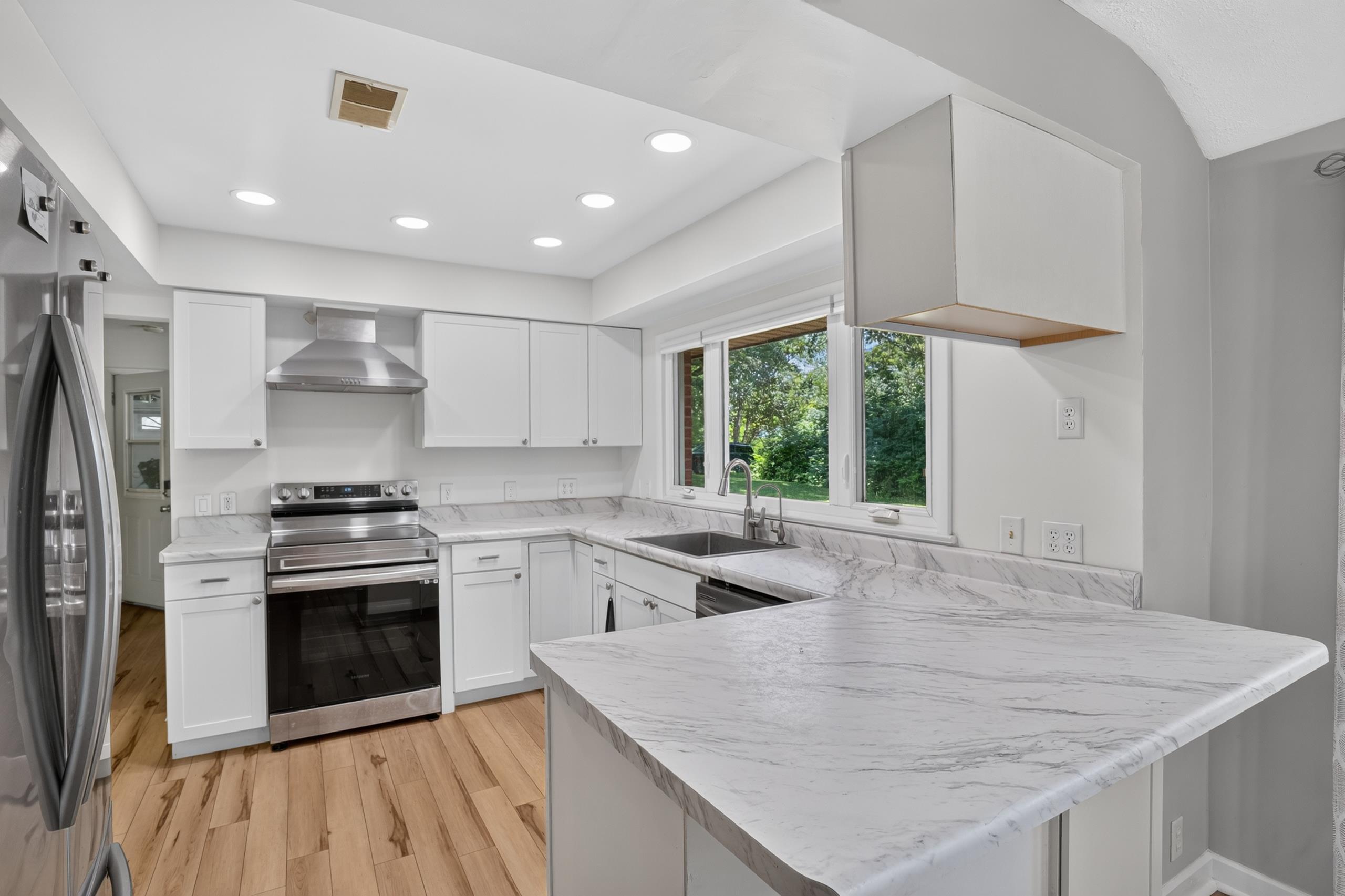 2475 Park Drive Jackson, MI 49203 - Photo 20 of 41 Park Dr kitchen