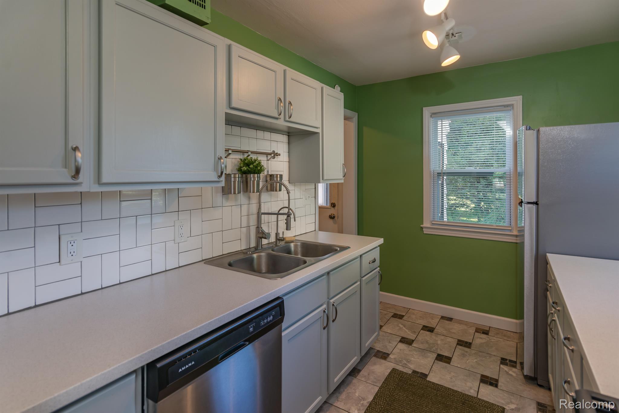 11721 Stark Road Livonia, MI 48150 - Photo 6 of 17 Gallery Image 6